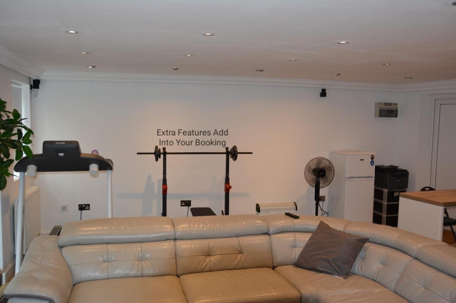 Cozy, Modern, Spacious 4 Bedroom House In London Romford Exterior photo